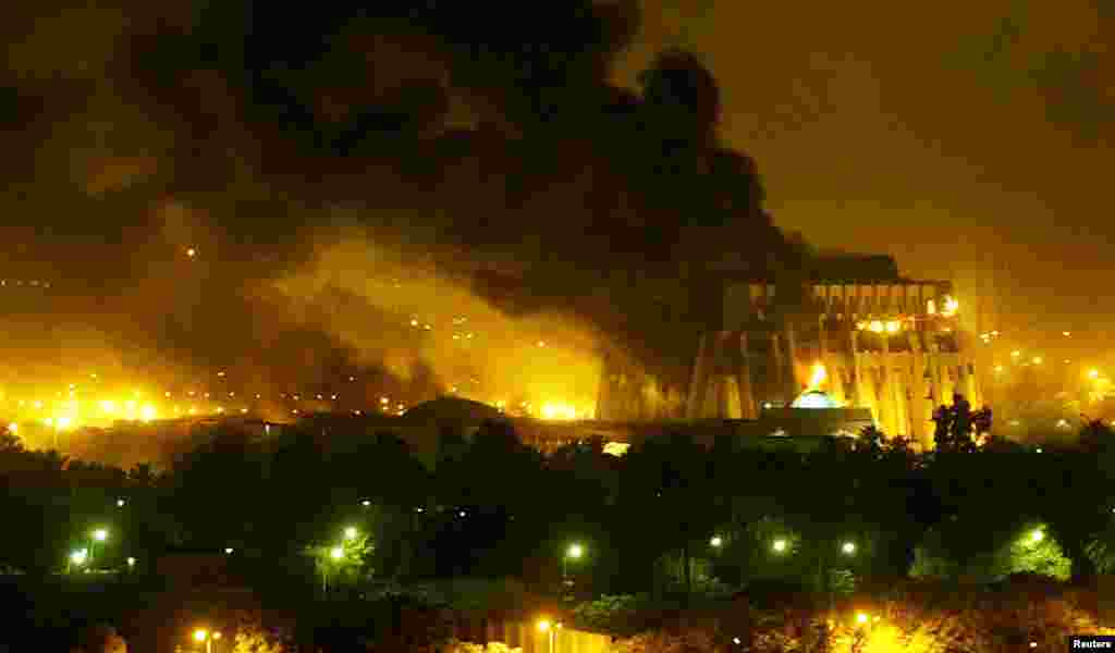 2003年3月21日的一次空袭行动中,一次爆炸震撼巴格达。