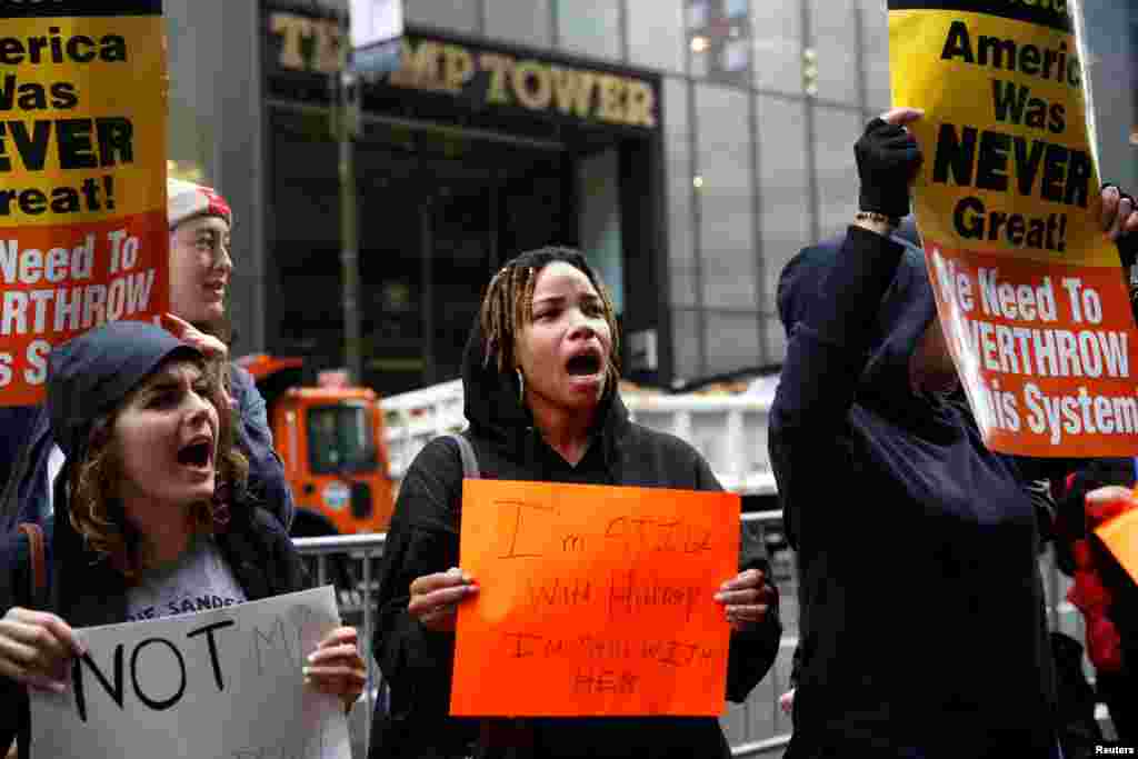 Para demonstran pendukung Hillary Clinton melakukan aksi protes di luar gedung 'Trump Tower' milik Donald Trump di New York.