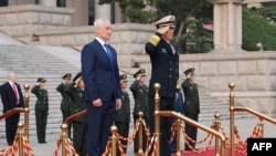 Në këtë fotografi të shpërndarë nga zyra e shtypit të ministrisë ruse të Mbrojtjes më 14 tetor 2024, ministri rus i Mbrojtjes Andrei Belousov dhe ministri kinez i Mbrojtjes Dong Jun marrin pjesë në një ceremoni në Pekin.