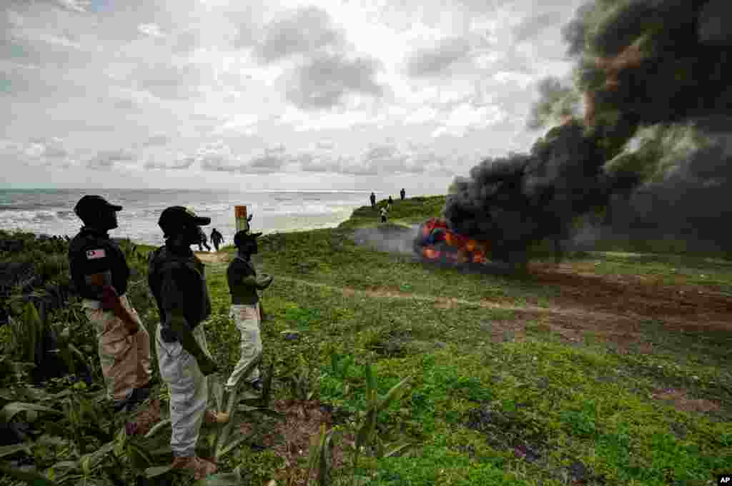 Pejabat Penegak Pemberantasan Narkoba Liberia melihat ganja sitaan dibakar di Paynseville, di pinggiran Monrovia.