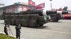朝鲜导弹车参加阅兵式，通过平壤金日成广场(2017年4月15日)。