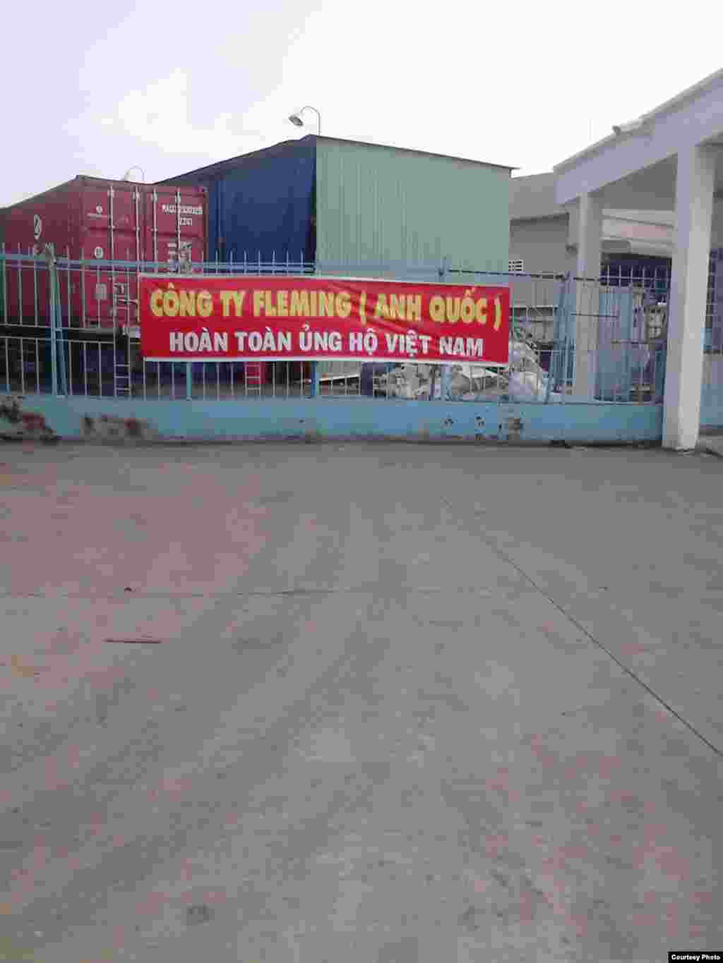 Sebuah perusahaan asing memasang spanduk mendukung Vietnam di Dong Nai.