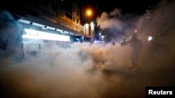 星期六晚上抗议者在港铁元朗站静坐抗议，警方施放催泪弹。（路透社）