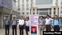 維權團在江蘇豐縣法院進行維權(網絡圖片)