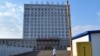 位于中国黑龙江省与俄罗斯边境地区的绥芬河市为医治新冠病人把一座办公楼改建为临时医院（2020年4月12日）