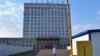 位于中国黑龙江省与俄罗斯边境地区的绥芬河市为医治新冠病人把一座办公楼改建为临时医院（2020年4月12日）