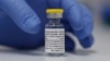 Un flacon du vaccin Novavax de phase 3 contre le coronavirus à l'hôpital universitaire St. George à Londres, le 7 octobre 2020.