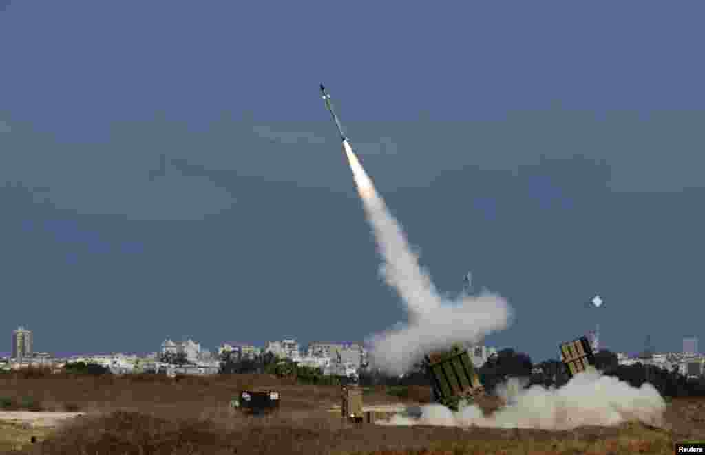Peluncur roket Iron Dome mencegat roket lain di kota Israel selatan, Ashdod (9/7). (Reuters/Baz Ratner)