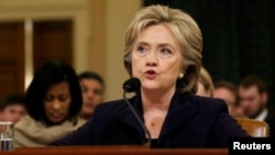 La exSecretaria de Estado, Hillary Clinton, criticó a la Comisión por perseguir un objetivo político.