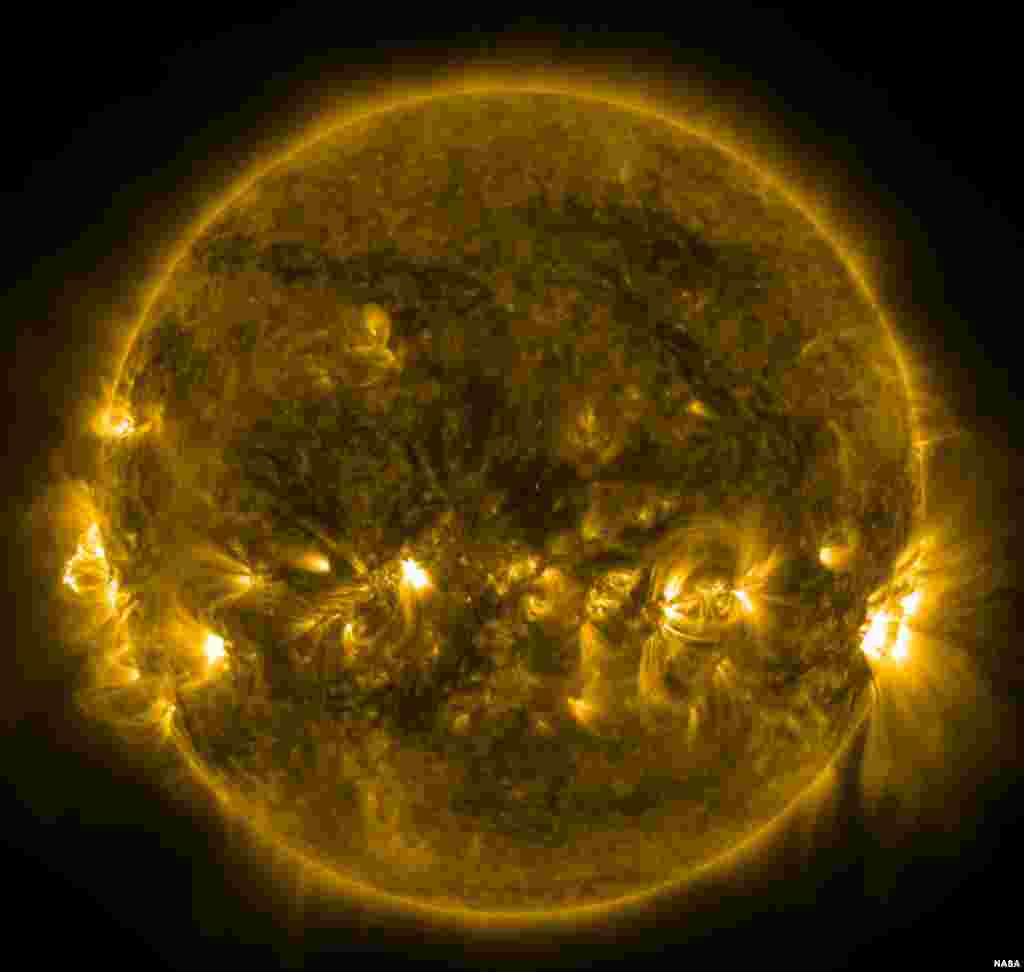 Foto dari pengamat matahari NASA menunjukkan corona matahari yang relatif tenang.