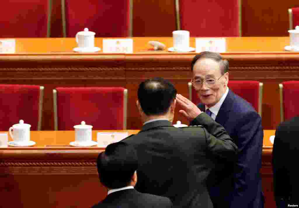 2018年3月5日，人大代表王岐山（右）在人大开幕式之后离开时，即将卸任的中国国家军委副主席范长龙上将向并无军职、当时也没有官职的王岐山敬军礼。这不寻常的举动引发种种解读、猜测、戏说。