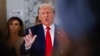 El expresidente estadounidense Donald Trump habla con los medios de comunicación durante el tercer día de su juicio por fraude civil en Nueva York, EEUU, el 4 de octubre de 2023.