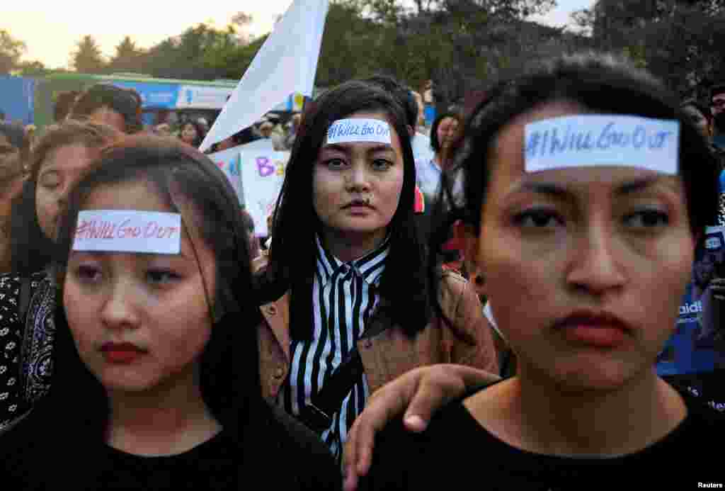 Peserta demonstrasi #IWillGoOut untuk solidaritas terhadap protes Women's March di Washington, di sepanjang jalan di Bengaluru, India (21/1). (Reuters/Abhishek N. Chinnappa) 