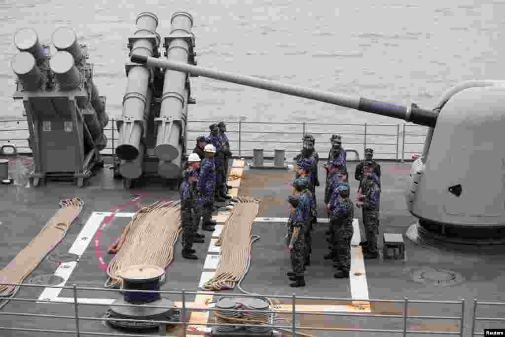 美国 “安提坦号”(USS Antietam)导弹巡洋舰在香港维多利亚港停靠时,官兵站在甲板上,“安提坦号”即将前往菲律宾(2013年11月12日)。