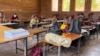 Abantwana eShingai Primary School eChitungwiza bayazifundela ngesikhathi ababalisi bekhalala umsebenzi. (Columbus Mavhunga/VOA)