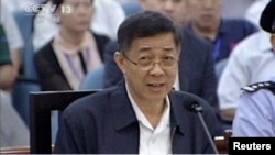 薄熙来在济南法庭上轻松淡定，泰然自若，口若悬河......（2013年8月24日）