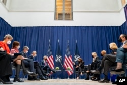 美国副总统哈里斯在慕尼黑安全会议期间与北约秘书长斯托尔滕贝格会晤。(2022年2月18日)
