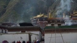 བླ་བྲང་དུ་རིམས་ནད་ལ་རྐྱེན་བྱས་ཏེ་མི་རྣམས་ཀྱི་འགྲོ་འོང་བཀག་སྡོམ་བྱེད་བཞིན་པ། 