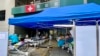 香港第5波新冠病毒疫情引致公营医疗系统超负荷，多间公立医院急症室逼爆，大批病人被安置在户外的病床上，有怀疑确诊者及家人，到私立医院急症室求诊 (美国之音/汤惠芸)