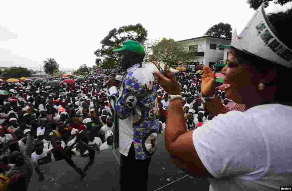 Supporters of Joseph Nyuma Boakai, Liberia's Vice President and presidential candidate of Unity Party (UP), attend their party's presidential campaign rally in Monrovia, Oct. 7, 2017