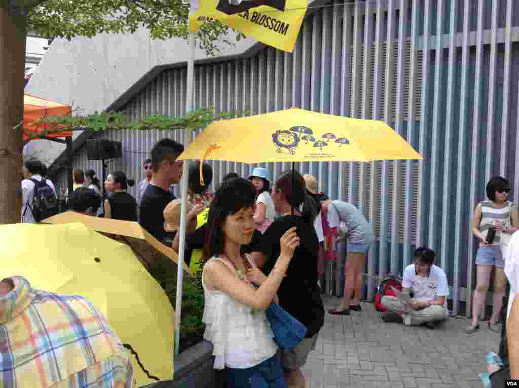 港人重返政總紀念雨傘運動一周年(美國之音海彥拍攝)