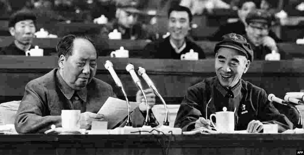 1969年4月14日,中共中央主席毛泽东和副主席林彪参加中国共产党第九次全国代表大会。