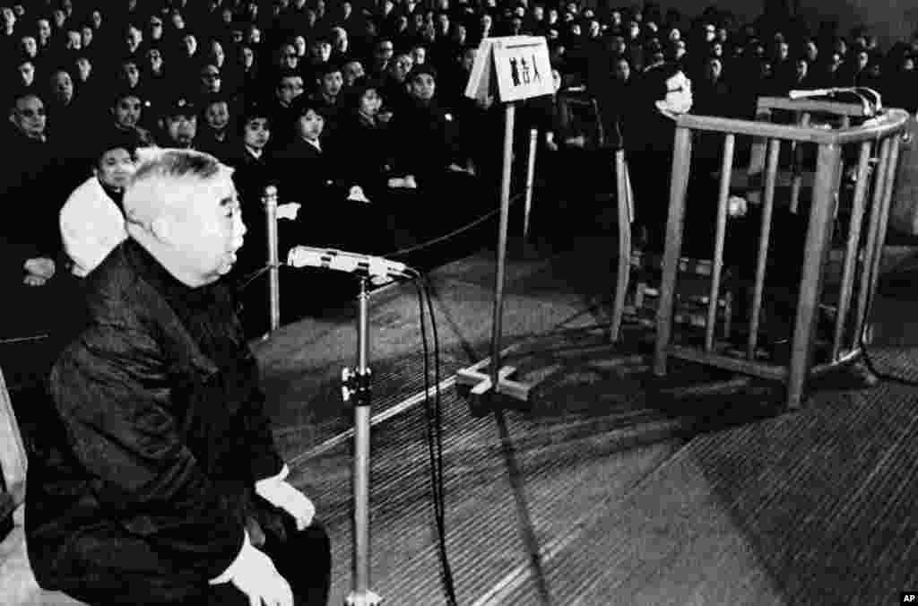 1980年12月9日,北京,在法庭审判江青时,中国前空军司令吴法宪提供证词,他说江青曾下令查抄5位艺术家和作家的家。