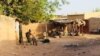 Un enfant dans ce quartier périphérique, Ouagadougou, le 19 février 2021. (VOA/Lamine Traoré)