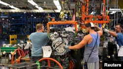 Archivo - Motores en línea de ensamblaje en planta de General Motors, Spring Hill, Tennessee, 22 agosto 2019. (Reuters)