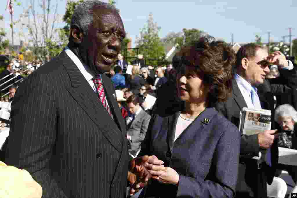 Mantan presiden Ghana John Kufuor berbicara dengan mantan menteri tenaga kerja AS Elaine Chao dalam pembukaan Museum Kepresidenan George W. Bush di Dallas, Texas (25/4). (AP/Charles Dharapak) 