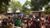 Les élèves de l'école communautaire du camp de Gondjé à la sortie du cour à Goré, au Tchad, le 28 avril 2017. (VOA/André Kodmadjingar)