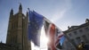 Les drapeaux anglais et européen devant le parlement britannique à Londres, le mercredi 14 novembre 2018. (AP Photo / Tim Ireland)