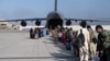资料照片：乘客在哈米德·卡尔扎伊国际机场登上美国空军的C-17运输机。(2021年8月24日)