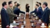12일 판문점 평화의 집에서 만난 김규현 한국 청와대 국가안보실 1차장(오른쪽 두번째)과 북측 대표인 원동연 노동당 통일전선부 제1부부장(왼쪽 세번째)이 악수하고 있다.