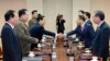 12일 고위급 접촉을 위해 판문점 평화의 집에서 만난 김규현 한국 청와대 국가안보실 1차장(오른쪽 두번째)과 북측 대표인 원동연 노동당 통일전선부 제1부부장이 악수하고 있다. (자료사진)