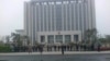 律师与公民在江苏靖江人民法庭外要求释放被拘律师(网络图片/刘卫国律师提供)