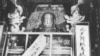 一尊佛像上贴有文化大革命的口号(1966年8月27日)