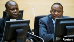 Dalam foto tertanggal 21/9/2011 ini, Presiden Kenya, Uhuru Kenyatta (kanan) dan seorang anggota Dewan Pertahanan hadir dalam persidangan di Mahkamah Kejahatan Internasional (ICC) di Den Haag, Belanda. 