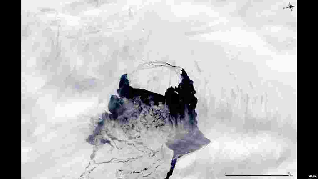 Gambar oleh satelit Aqua NASA menunjukkan gunung es yang dahulu merupakan bagian dari Glacier 'Pine Island' dan sekarang memisahkan diri dari benua Antartika.