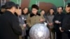 김정은 북한 국방위원회 제1위원장이 핵무기 연구 부문 과학자, 기술자들을 만나 핵무기 병기화 사업을 지도하는 모습을 9일 조선중앙통신이 보도했다. 사진 아래쪽에 핵탄두 기폭장치 추정 물체가 보인다.