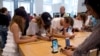 Archivo - Clientes en una tienda Apple, en Nueva York.