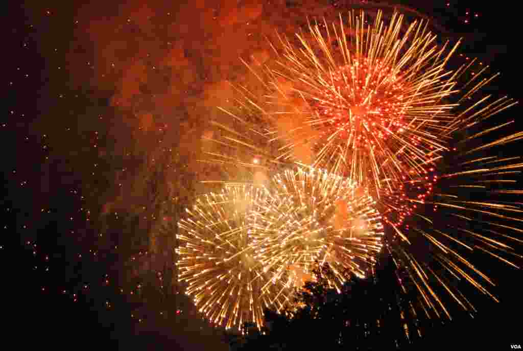 Fireworks are seen from the National Mall, Washington, July 4, 2012. (M. Lipin/VOA)
