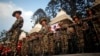 Tentara Angkatan Darat Nepal memberikan penghormatan terkahir bagi PM Sushil Koirala sebelum jenazahnya dikremasi di sungai Bagmati River, Kathmandu, Nepal, 10 Februari 2016. (Foto: dok). Nepal akan mulai mengadakan latihan militer dengan China untuk pertama kalinya, bulan depan.