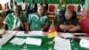 Josuah Osih, candidat au sein du parti Social Democratic Front, contre le chef de file de l'opposition John Fru Ndi, lors d'une conférence de presse à Douala, le 28 janvier 2018. (VOA/Emmanuel Jules Ntap)