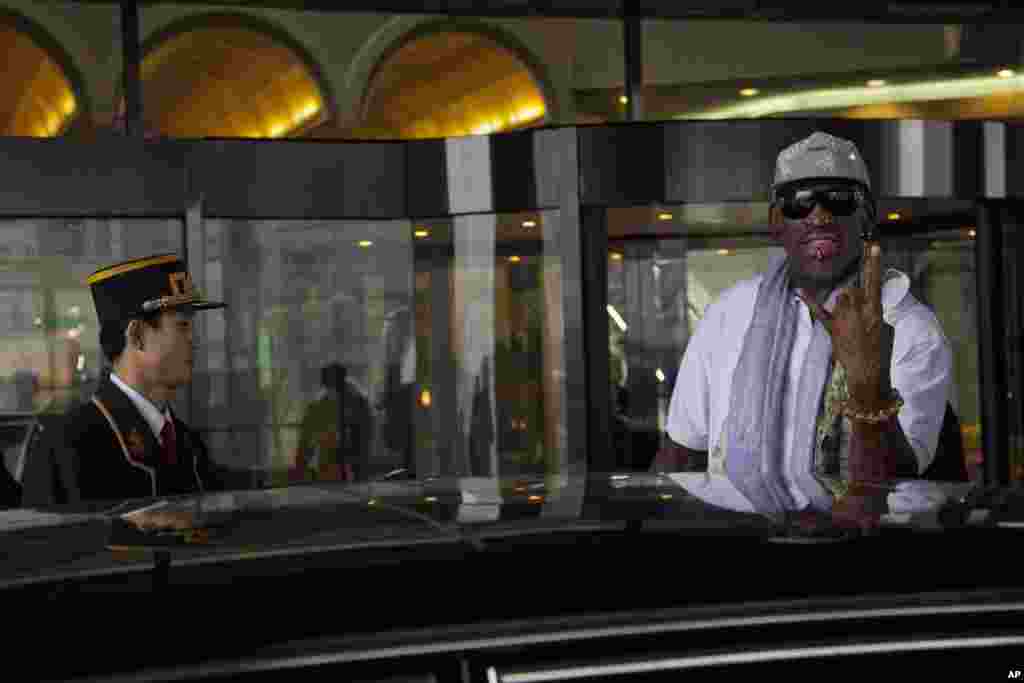Mantang bintang basket NBA, Dennis Rodman menyambut media yang menunggu di hotel Pyongyang dalam kunjungannya di Korea Utara.