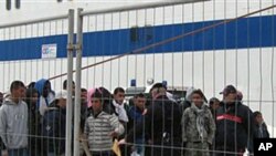Des Tunisiens au port de lîle sicilienne de Lampedusa