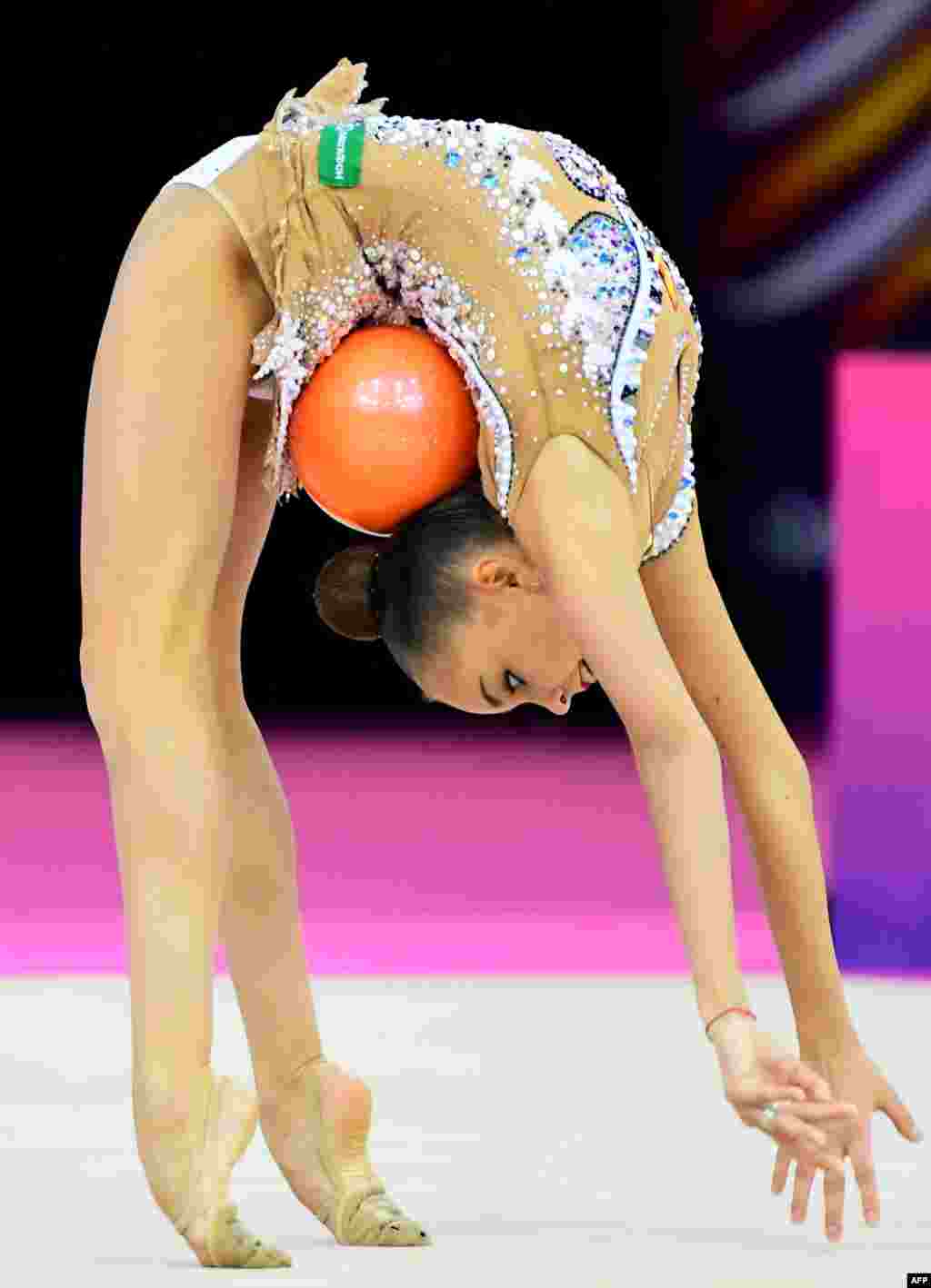 Penyandang medali emas, Arina Averina asal Rusia tampil dengan bolanya di Arena Papp Laszlo di Budapes, Hungaria, selama hari terakhir senam alat dalam Kejuaraan Senam Irama Eropa yang ke-33.