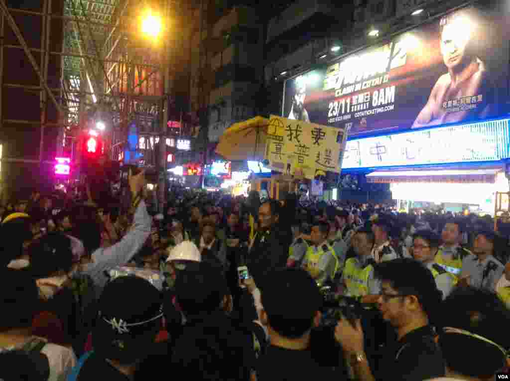 數以百計的香港市民在旺角佔領區星期二、三被清場之後,週三晚開始聚集在旺角銀行中心附近的路段。(美國之音海彥攝)
