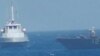 美国海军提供的视频截图画面显示，2017年7月25日一艘伊朗舰只在波斯湾危险靠近美军舰。