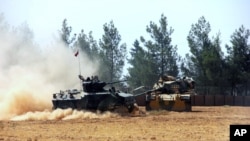 En la incursión transfronteriza para arrebatar Jarablus al grupo Estado islámico también participan cientos de combatientes sirios.